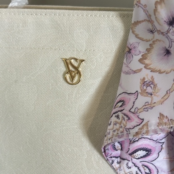 NWT Victoria’s Secret Elegant Cream Tote Bag with Scarf - Picture 2 of 6